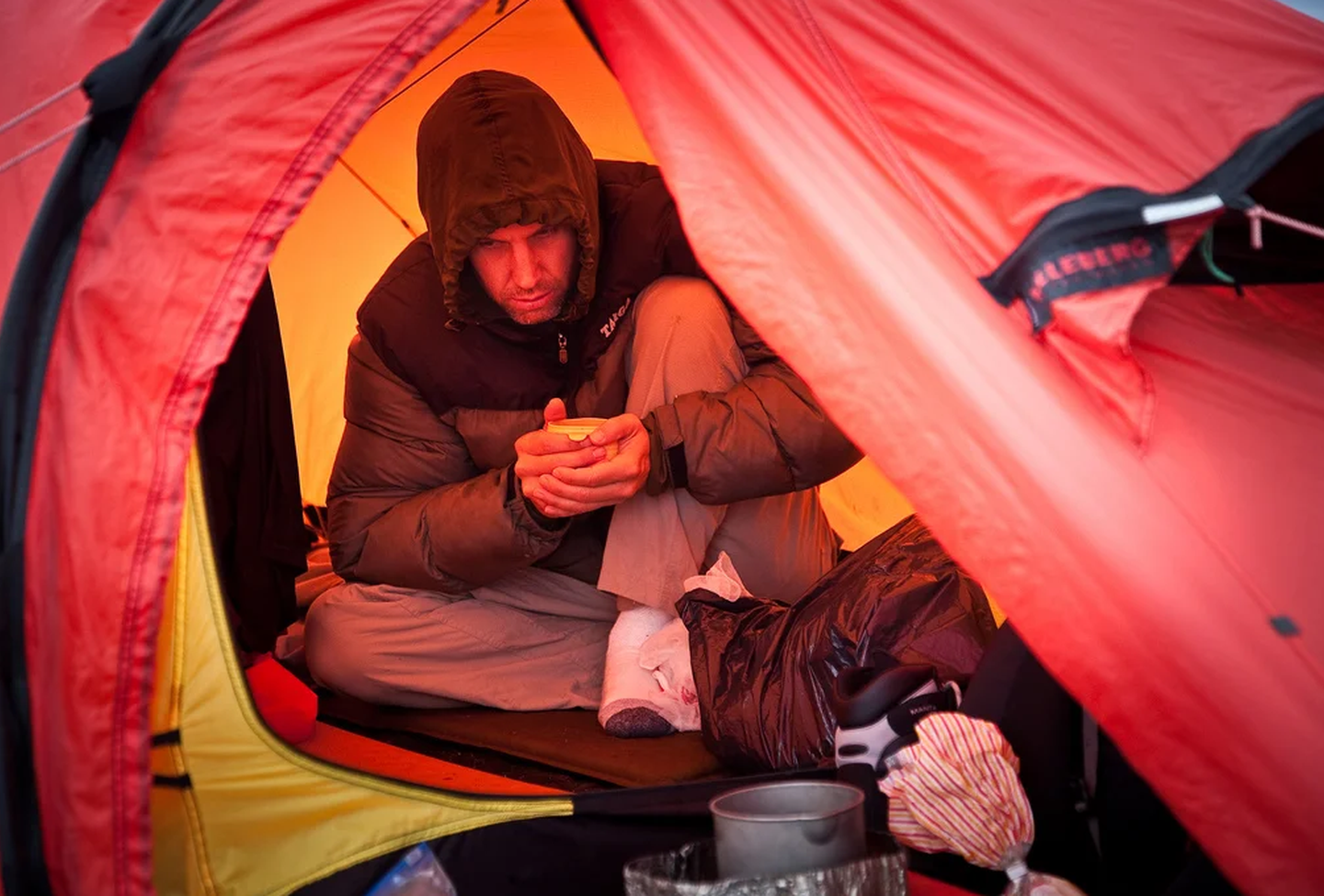 Ночевка в палатке зимой на рыбалке: советы и рекомендации